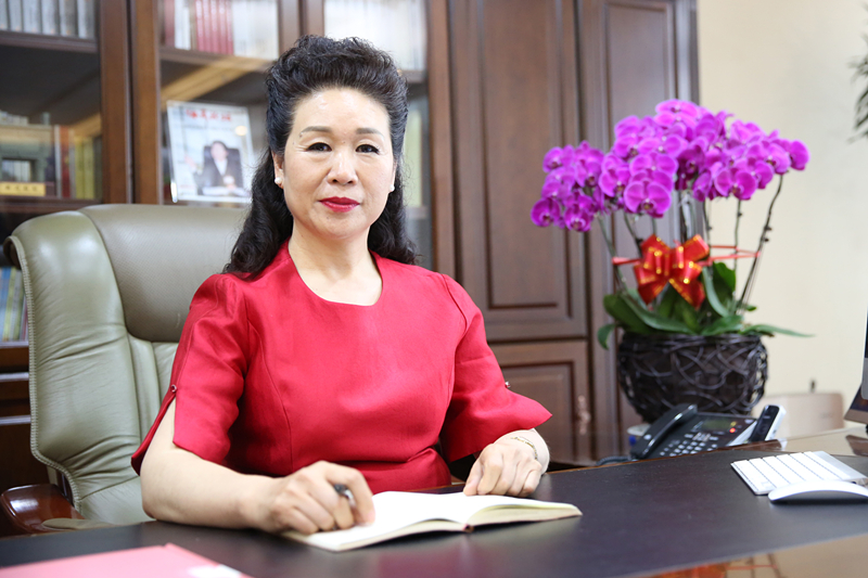 理事长李香枝在办公室工作_副本.jpg