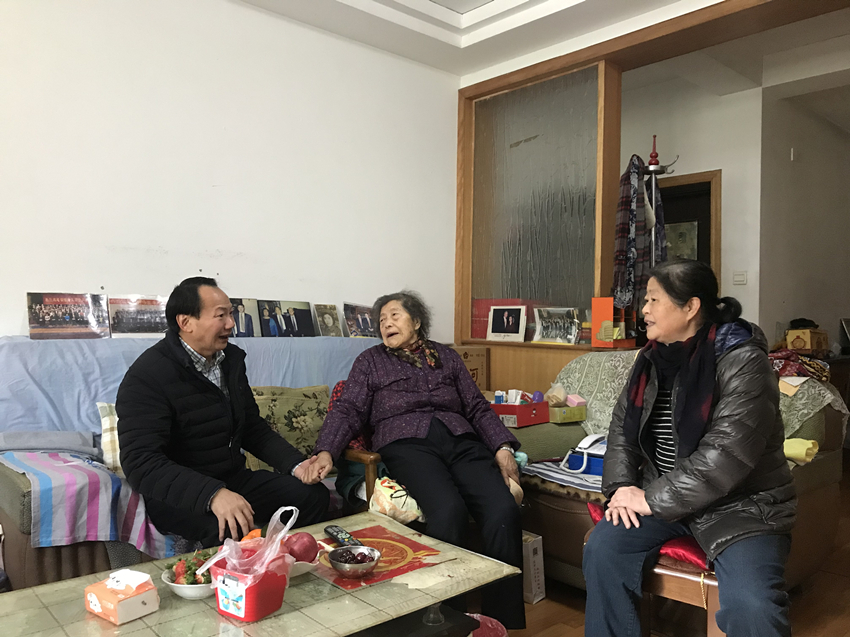 梁仲平母亲家中谈话_副本.jpg